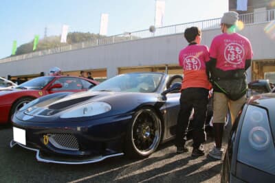 オーナーの“むぎちゃん”さん＆“もりそば”さんは、お揃いのTシャツでイベントを満喫