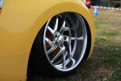 鍛造を磨いたギラギラ感が印象的なスポルザ。タイヤはNITTO N555 G2を装着