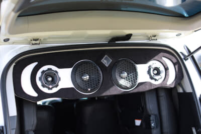 取り外し可能な上部スピーカーも、ロックフォード製パンチシリーズのミッドレンジスピーカーとツィーターを選択