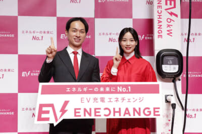 エネチェンジの城口洋平代表取締役CEO（左）と“のん”さん（右）
