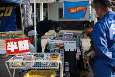 三浦選手はアメリカン雑貨やミニカーを販売していたジンギーズ（福岡県朝倉市）で、お気に入りのHOTWHEELSをゲット。イベントの合間にこんな風景に出会えるのも、このFAN MEETINGの魅力