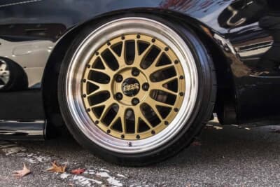 リアタイヤ。ホイールは17インチのBBS LMを履く