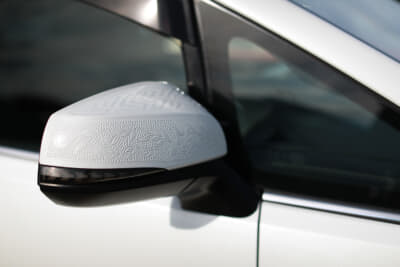 独学で学んだというエングレービング。手掘り作業なので手間がかかるのだが、ミラーで約2〜3週間は必要とのこと