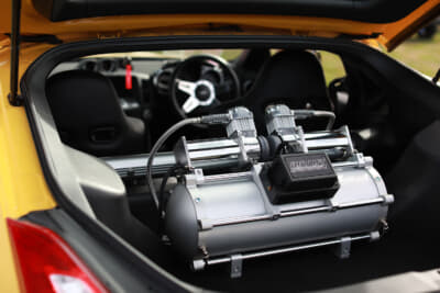 リアフードを開けると、このようにエアサスシステムが鎮座する。システムを見せることを重視するのがアメリカ流。奥で光り輝くビレットハンドルの存在感も大切