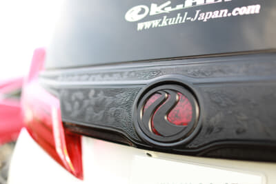 リアエンブレム周りにも美しいエングレービングが施されていた。この技術を買われて、「最近では知人から頼まれることも増えてきました」