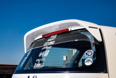 大ぶりで存在感の強いリアウイングは無限をチョイス