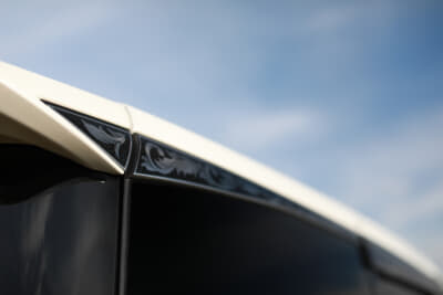 外装に貼られた美しいグラフィックは、広島のTSK GRAPHIXから発売されている市販品を活用