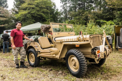 JA11型スズキ ジムニーをベースに製作されたウィリスMBのレプリカと、オーナーの上嶋さん