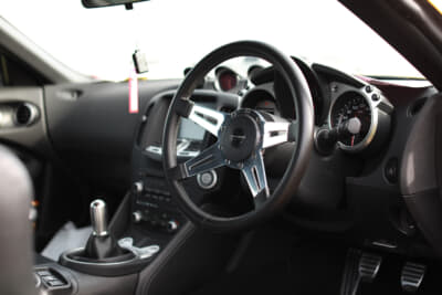 ハンドルもスポーツ系ではなく、雰囲気を重視したレカラのビレットステアリングを選択