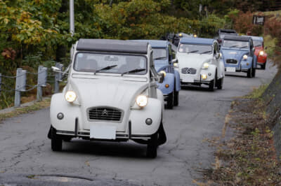 「シトロエン2CVの歴史紹介」のステージや、「生誕75周年記念大パレード」が行われた