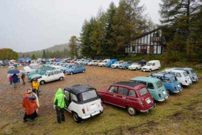 アロンフランセ車山にはルノー キャトルもたくさん集まった