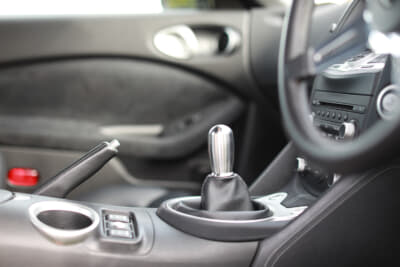 ビレットによるパーツは、シフトノブなどにもさりげなく装着。このキラキラ感こそが、アメリカンラグジュアリースタイルの特徴でもある