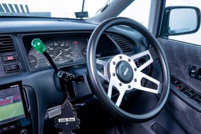 ステアリングはグランツ。ビレットと樹脂のコンビが往年のテイストを蘇らせる