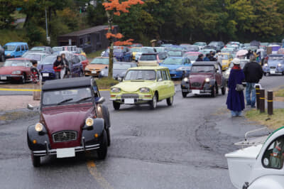 シトロエン2CVの生誕75周年がフィーチャーされた