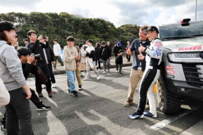 三浦選手も愛車を砂浜から公道へと移動し、ピットウォークに参加。ファンとの交流を深めた