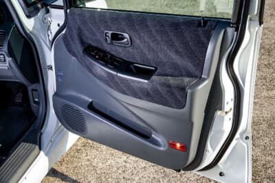 部品取り用としてもう1台RA1前期を用意し、ドア内張りも前期用になっている