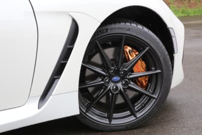 brembo製17inchフロント＆リアベンチレーテッドディスクブレーキ（ゴールドキャリパー）