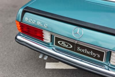 3万9100ユーロ（邦貨換算約640万円）で落札されたメルセデス・ベンツ「500SLC」（C）Courtesy of RM Sotheby's