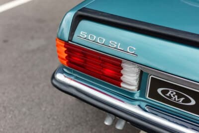 3万9100ユーロ（邦貨換算約640万円）で落札されたメルセデス・ベンツ「500SLC」（C）Courtesy of RM Sotheby's