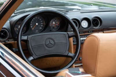 3万9100ユーロ（邦貨換算約630万4000円）で落札されたメルセデス・ベンツ「560SL」（C）Courtesy of RM Sotheby's