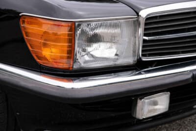 3万9100ユーロ（邦貨換算約630万4000円）で落札されたメルセデス・ベンツ「560SL」（C）Courtesy of RM Sotheby's