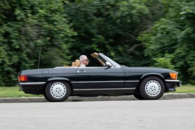 3万9100ユーロ（邦貨換算約630万4000円）で落札されたメルセデス・ベンツ「560SL」（C）Courtesy of RM Sotheby's