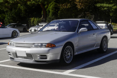 R32型の最初のVスペックは、1993年2月のマイナーチェンジの際に登場