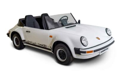 3万6000ドル（邦貨換算約520万円）で落札されたポルシェ「911 カレラカブリオレ ジュニア」（C）Courtesy of RM Sotheby's