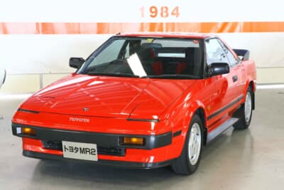 国産車初の量産車でミッドシップレイアウトを持つ乗用車として1984年6月に登場したのがMR2