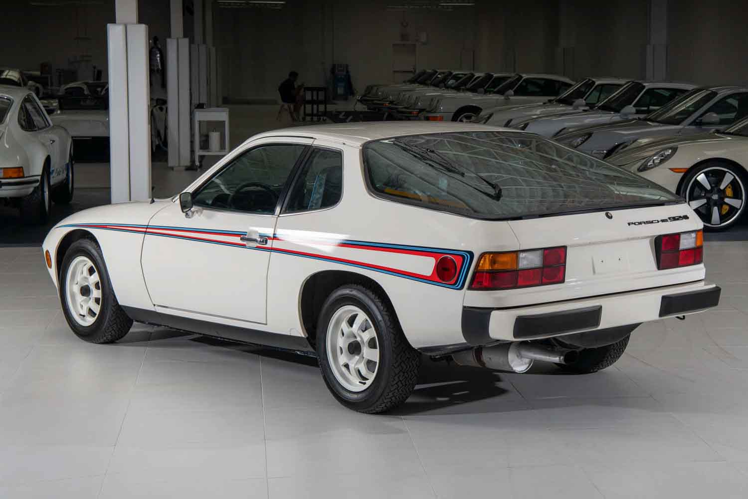 420万円で落札！ ポルシェ「924」は3000台限定のマルティーニカラーの