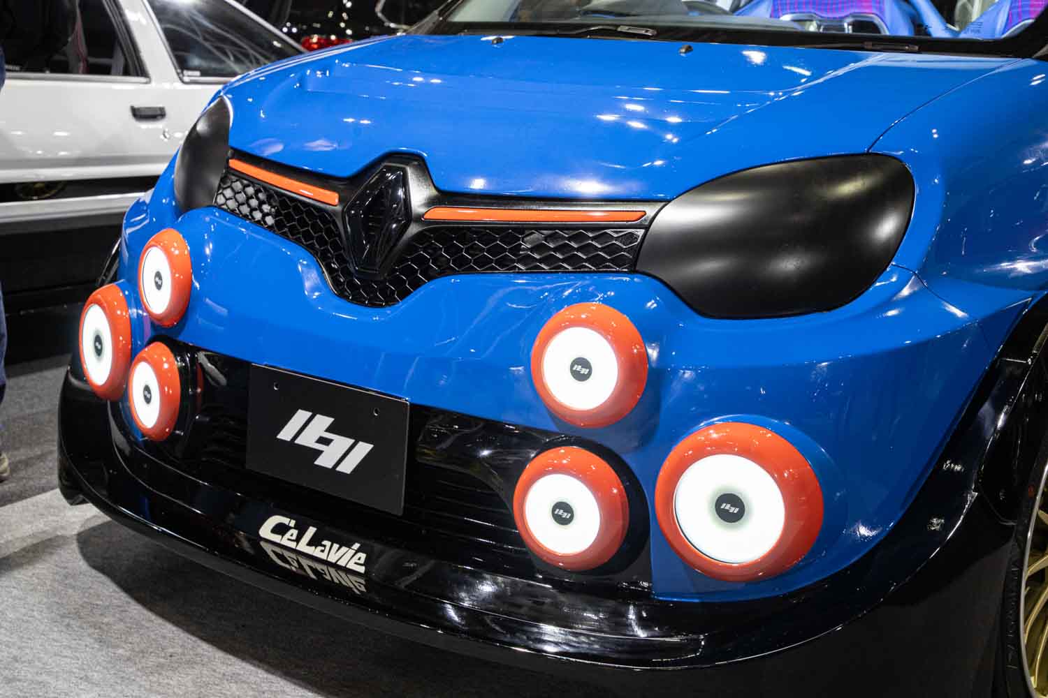 街の車屋さんがルノー「トゥインゴ」を魔改造！ 吸盤みたいな