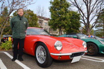 1962年式の初代ロータス エリート シリーズ2と、オーナーの佐々木真治さん