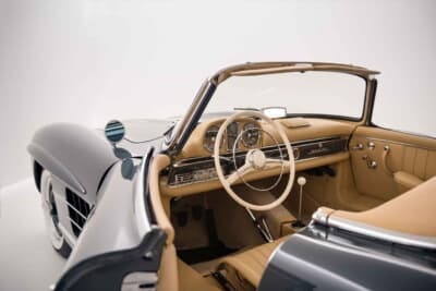 109万6250ユーロ（邦貨換算約1億7100万円）で落札されたメルセデス・ベンツ「300SL ロードスター“アウトロー”」（C）Courtesy of RM Sotheby's