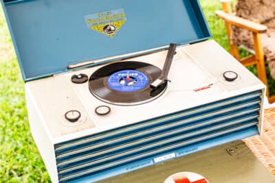 クラシックなレコードプレーヤーを配置する