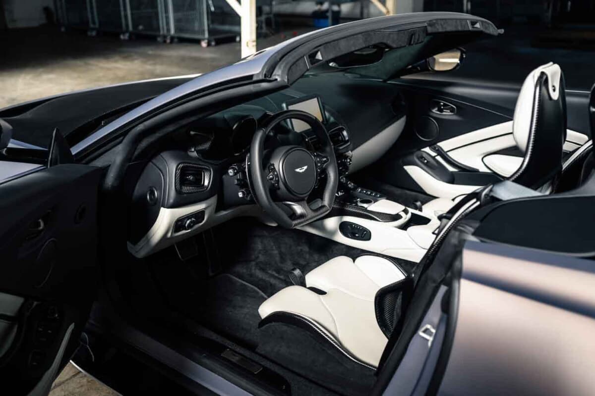 33万6875ユーロ（邦貨換算約5300万円）で落札されたアストンマーティン「V12ヴァンテージ ロードスター」（C）Courtesy of RM Sotheby's