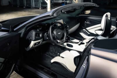 33万6875ユーロ（邦貨換算約5300万円）で落札されたアストンマーティン「V12ヴァンテージ ロードスター」（C）Courtesy of RM Sotheby's