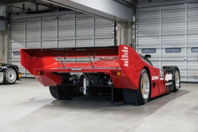 ポルシェ962Cのリアビュー。高い位置にウイングが着くのは、ハイ・ダウンフォース仕様の証だ