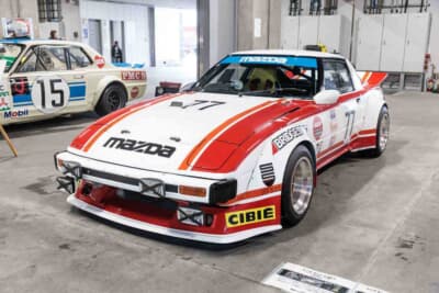 マツダ サバンナRX-7：大型エアダムスカートと一体となったフロントオーバーフェンダーが特徴