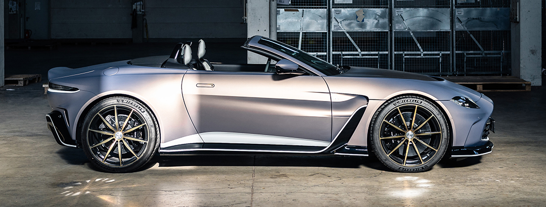 新車を大きく上回る5300万円！ アストンマーティン「V12ヴァンテージ ロードスター」は最後の12気筒モデルだけに注目が集まりました