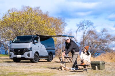 ルーフやリヤラダーにはブラックラッピングを施し、グリルの日産エンブレムはLED化により光る仕上がりに。見た目はワイルドだが遊び心がある1台