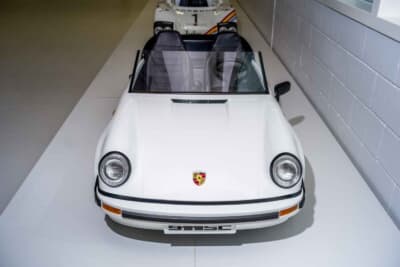 3万6000ドル（邦貨換算約520万円）で落札されたポルシェ「911 カレラカブリオレ ジュニア」（C）Courtesy of RM Sotheby's