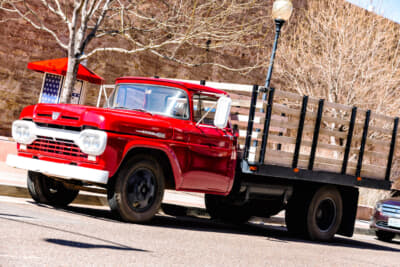 「テイク・イット・イージー」のなかで「It's a girl, my Lord, in a flatbed Ford slowin' down to take a look at me」と歌われた、赤いフォードのフラットベッドが佇む