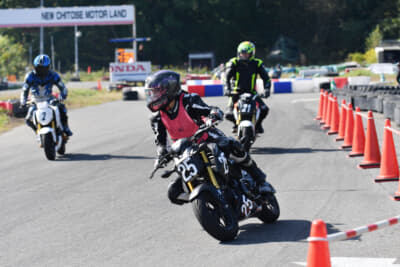 女性ライダーに優しいというのも特徴のひとつ。そのため女性ライダーはビブスを着用