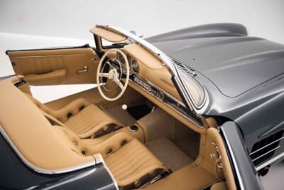 109万6250ユーロ（邦貨換算約1億7100万円）で落札されたメルセデス・ベンツ「300SL ロードスター“アウトロー”」（C）Courtesy of RM Sotheby's