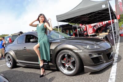 モデルだけでなくタレントや女優などマルチに活動する桑田 彩さんと、マツダRX-8