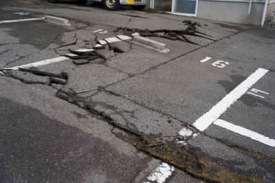 地面がボロボロに崩れた駐車場