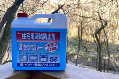 仮設トイレは簡易水洗式。初めての冬は凍結防止剤を入れるのが遅れてしまい、雪解けまでバケツの水で流すという苦労を強いられた