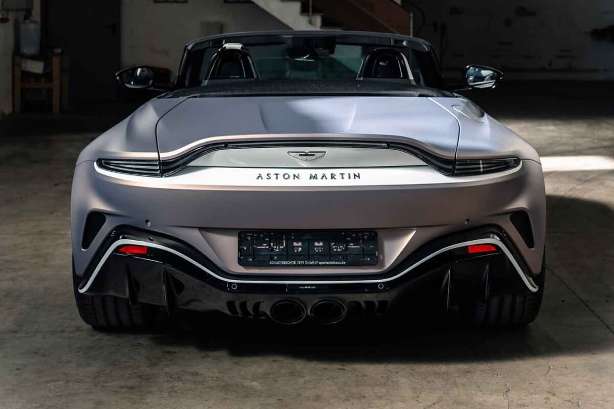 33万6875ユーロ（邦貨換算約5300万円）で落札されたアストンマーティン「V12ヴァンテージ ロードスター」（C）Courtesy of RM Sotheby's