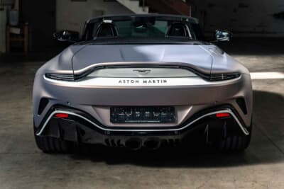 33万6875ユーロ（邦貨換算約5300万円）で落札されたアストンマーティン「V12ヴァンテージ ロードスター」（C）Courtesy of RM Sotheby's