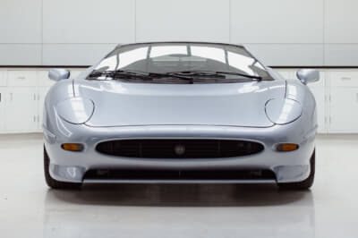 47万2500ドル（邦貨換算約6950万円）で落札されたジャガー「XJ220」（C）Courtesy of RM Sotheby's